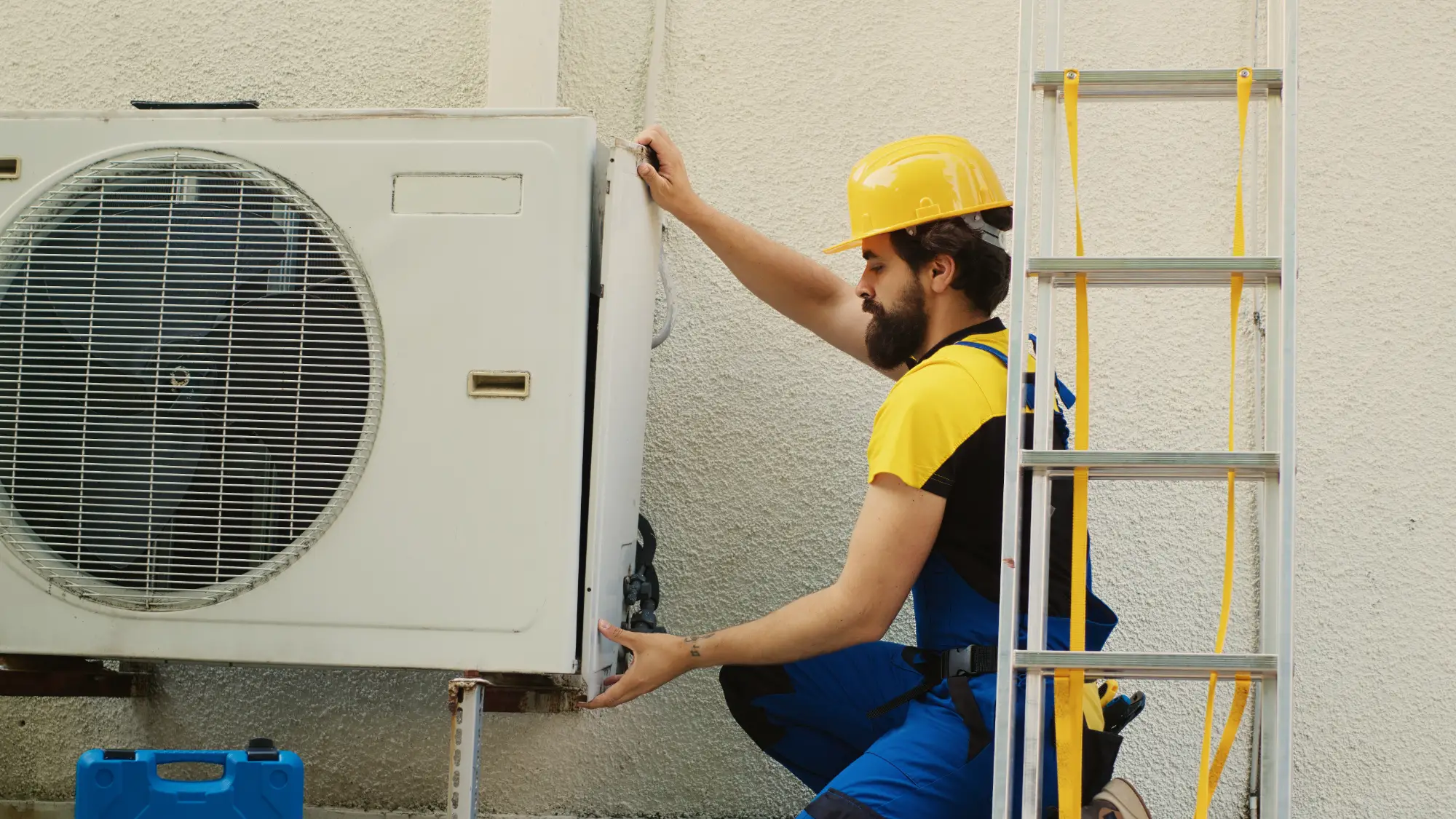 technicien intervenant sur un bloc de clim